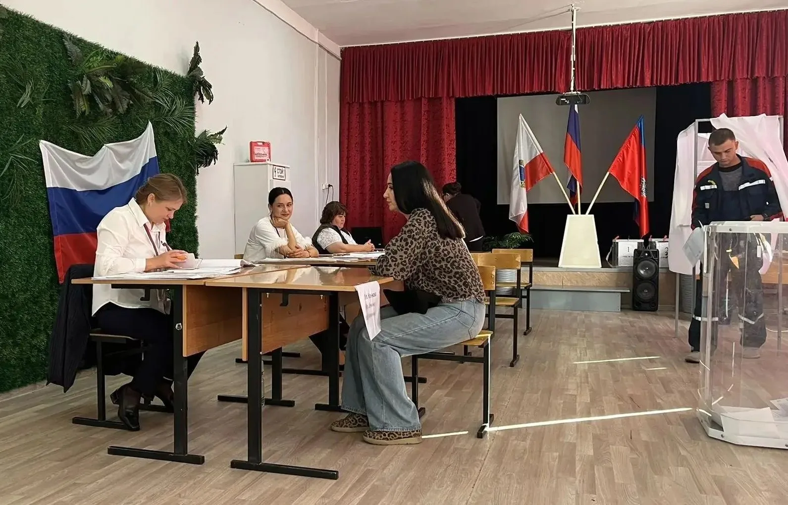Депутат городского поселения Евтеева Екатерина Михайловна на УИКе 765 приняла участие в...