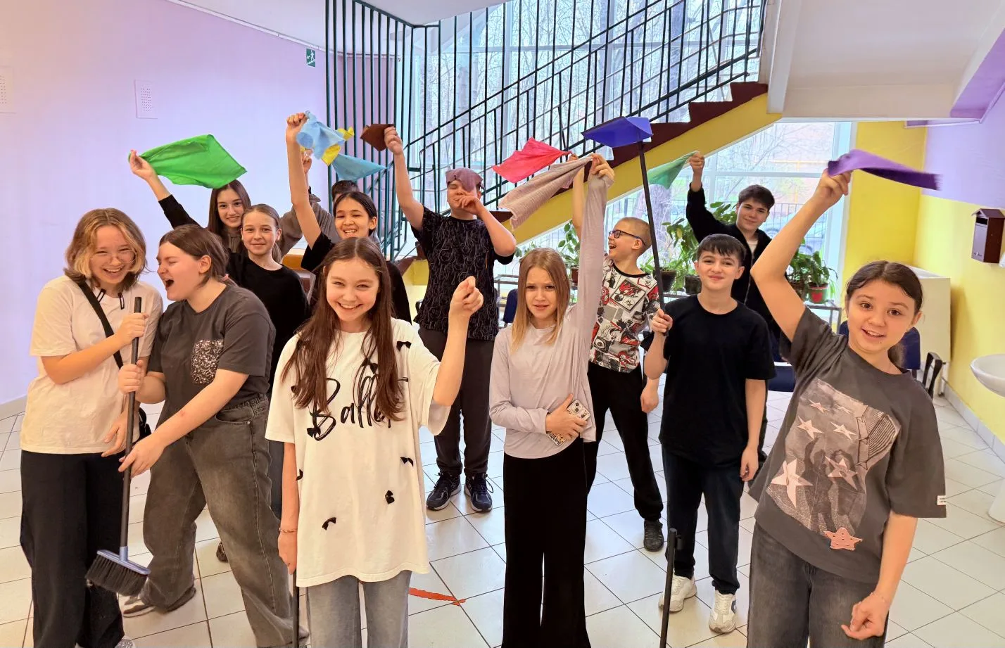 🧹 Не грязь, а порядок!   💪 Ребята из 6 «К» и 6 «М» классов доказывают: субботник-  это не скучная об
