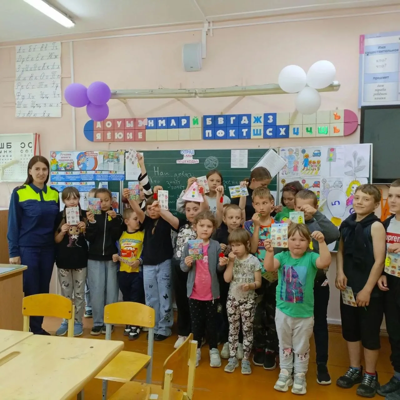 Сотрудники Госавтоинспекции гостях у школьного лагеря в поселке Маяковское.

Инспектор Госавтоинспек