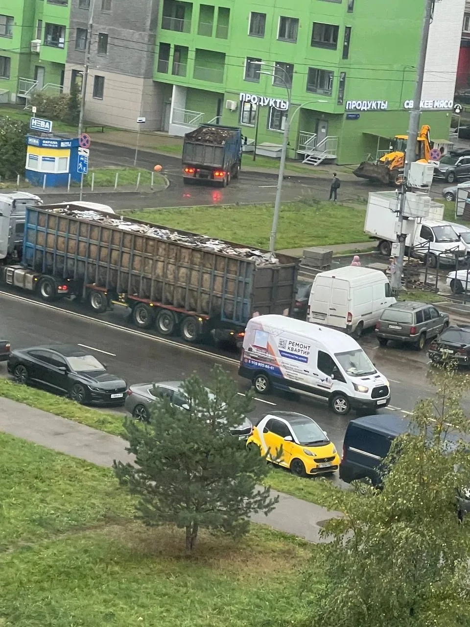 Вчера сроки закончились — мусор только начали вывозить