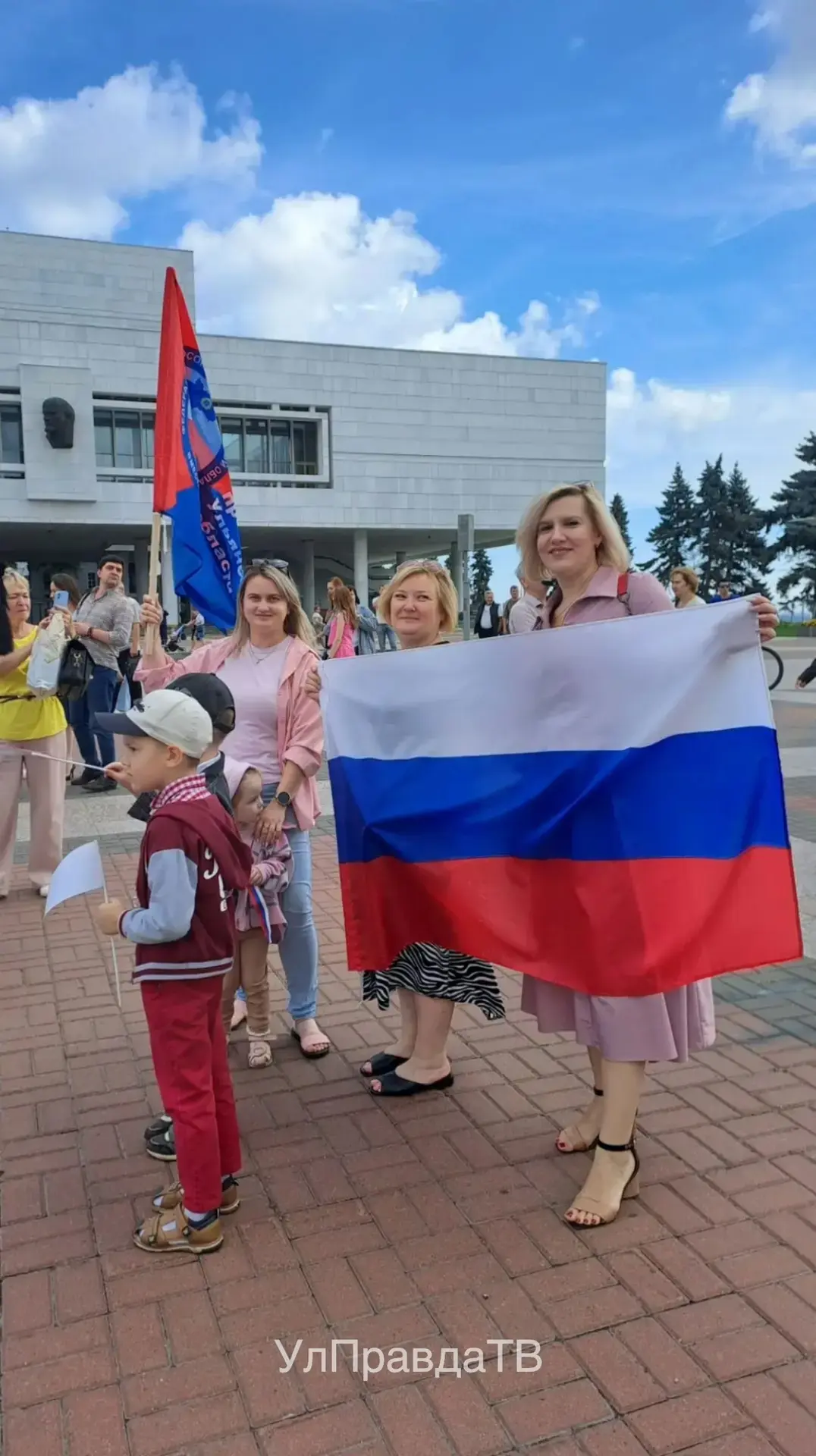 В Ульяновске отмечают День  государственного флага России 🇷🇺