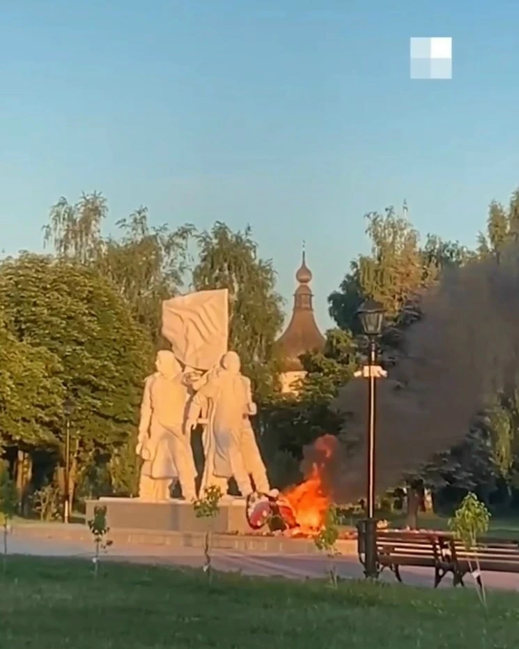 «Уехал на велике»: в Ярославской области задержали подозреваемого в поджоге венков у Ве...