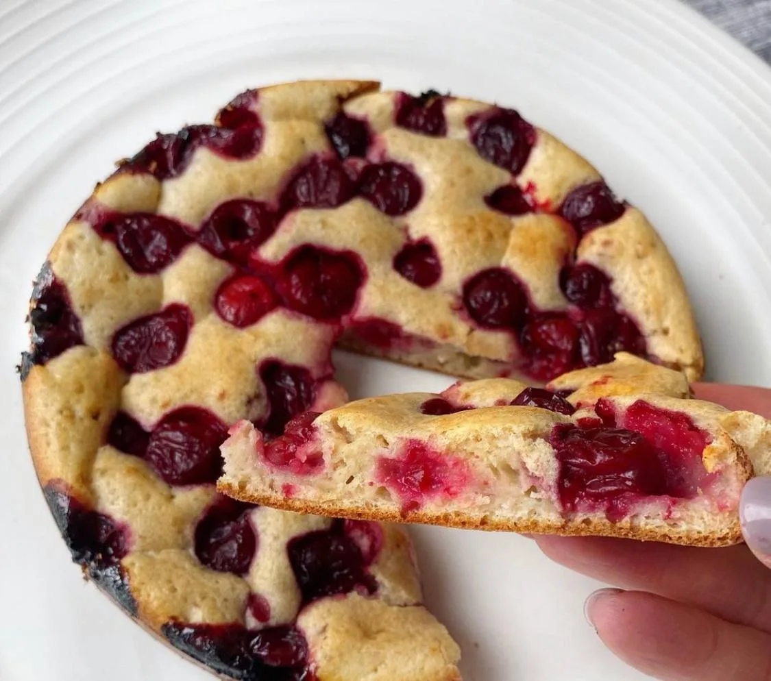 Вишневый заливной пп пирог

КБЖУ на 1/2 пирога: 145/7/3.5/21

🥧яйцо-1шт
🥧кефир2.5%-70мл
🥧мука цз-