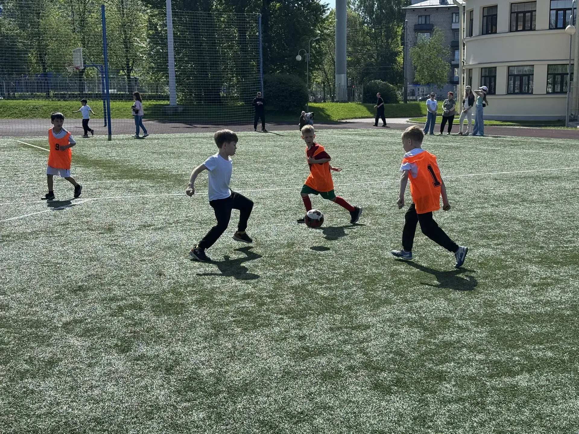 ⚽ ПОНЕДЕЛЬНИК ФУТБОЛА. ПЕРВЫЕ КЛАССЫ ВЫЯСНЯЛИ ОТНОШЕНИЯ НА ПОЛЕ   Сегодня на площадке Харченко встре