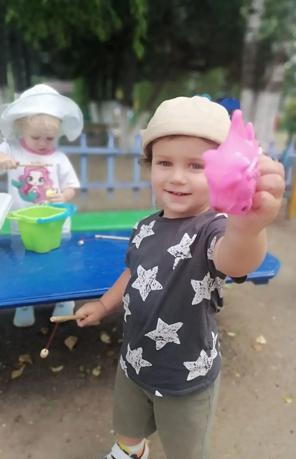 "Ловись рыбка, большая и маленькая"!🐟🐟🐟
Сегодня на прогулке наши малыши группы №1 устроили настоя
