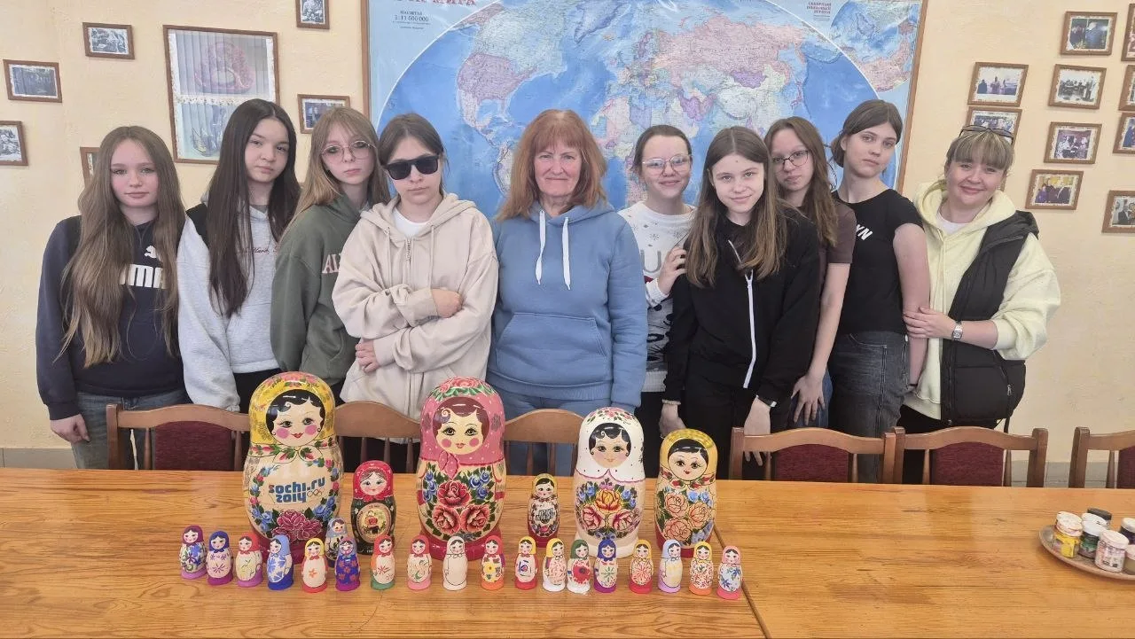 🎨 Путешествие в город золотой хохломы 🎨  Ученики 7 «Л» класса Школы 176 вместе с классным руководите