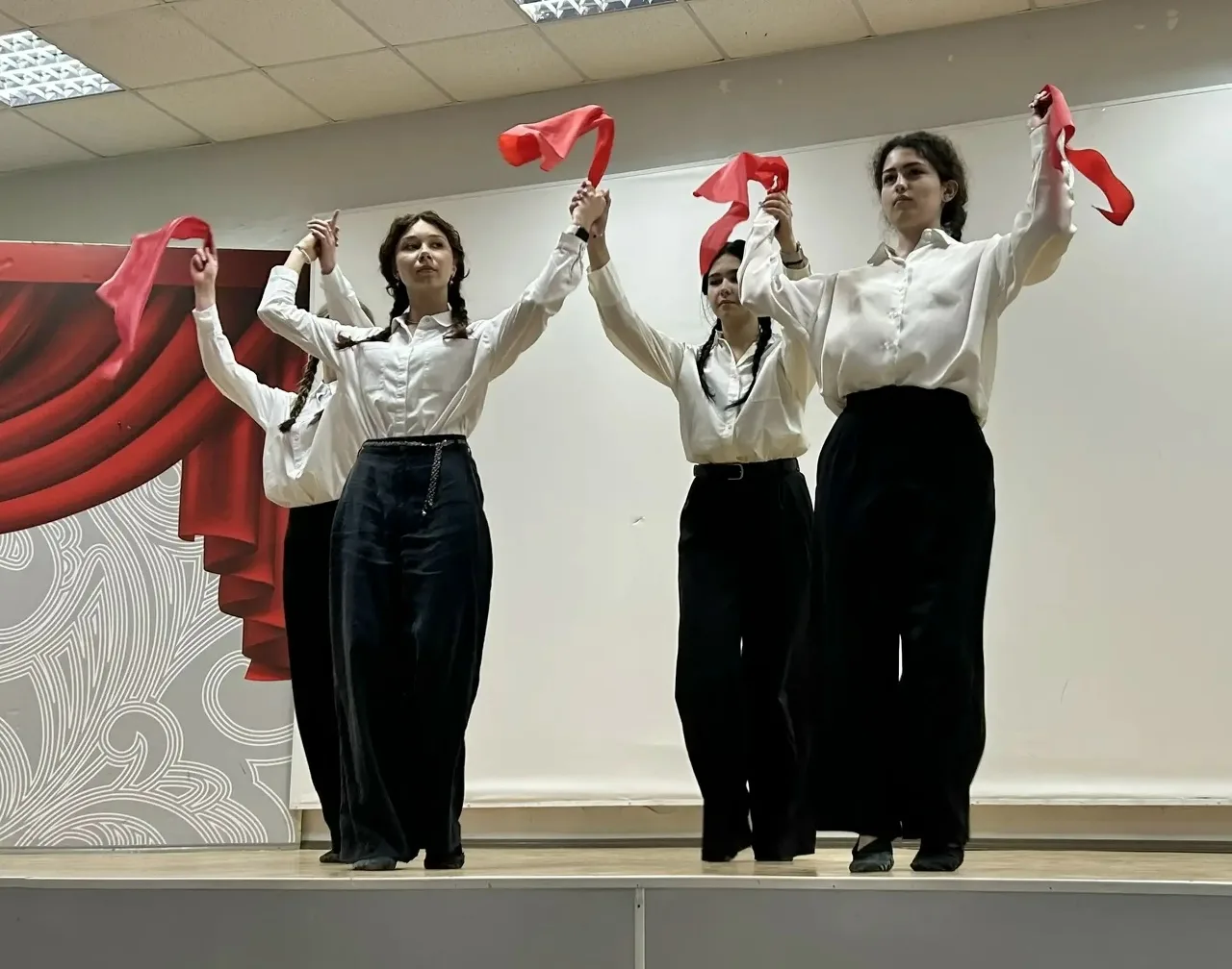 🌸81-я весна ожила в звуках 🎶  💥 В преддверии священного праздника старшеклассники нашей школы устрои