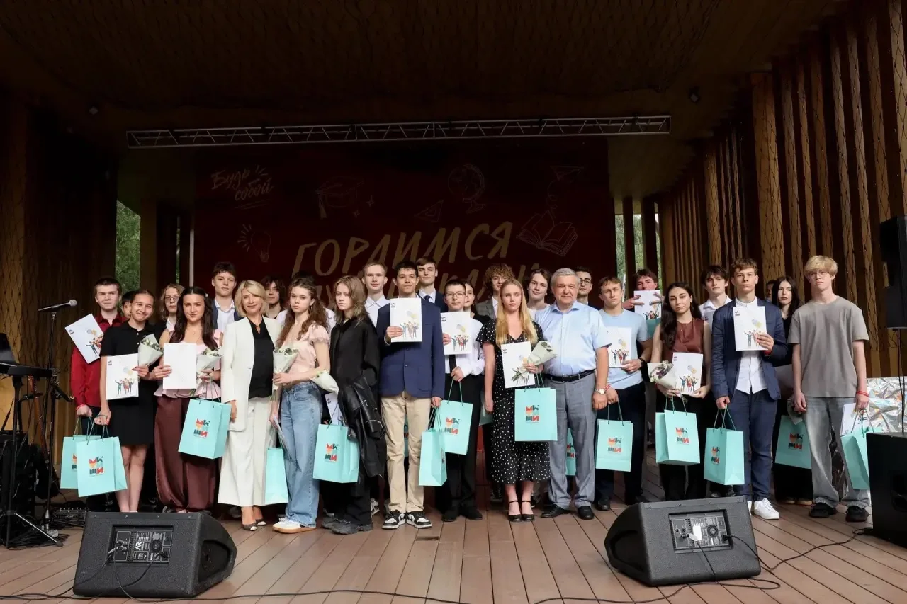 Гордость школы на балу медалистов! 🌟

Именно так выглядит триумф знаний и целеустремленности✨
Вчера