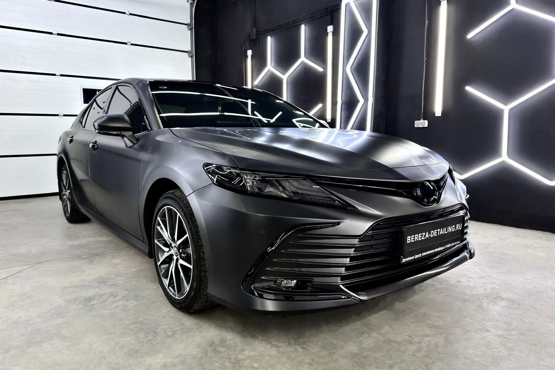 ✨ Toyota Camry V70: эстетика сатина и максимум защиты.