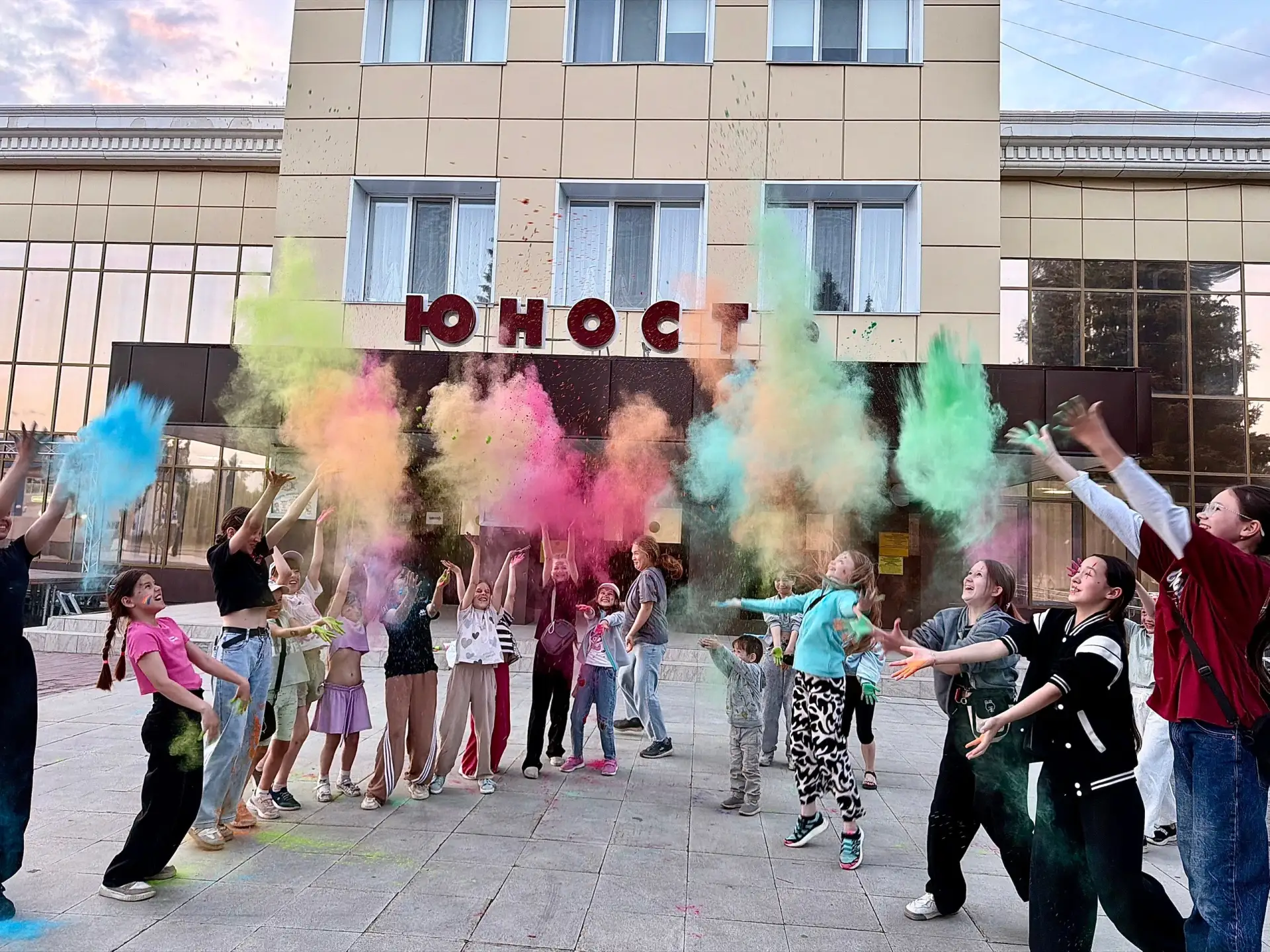 ☀ Лето, солнце, дружба — всё это ждёт ваших детей на летней досуговой площадке «Лучшие друзья»! ☀
Хо