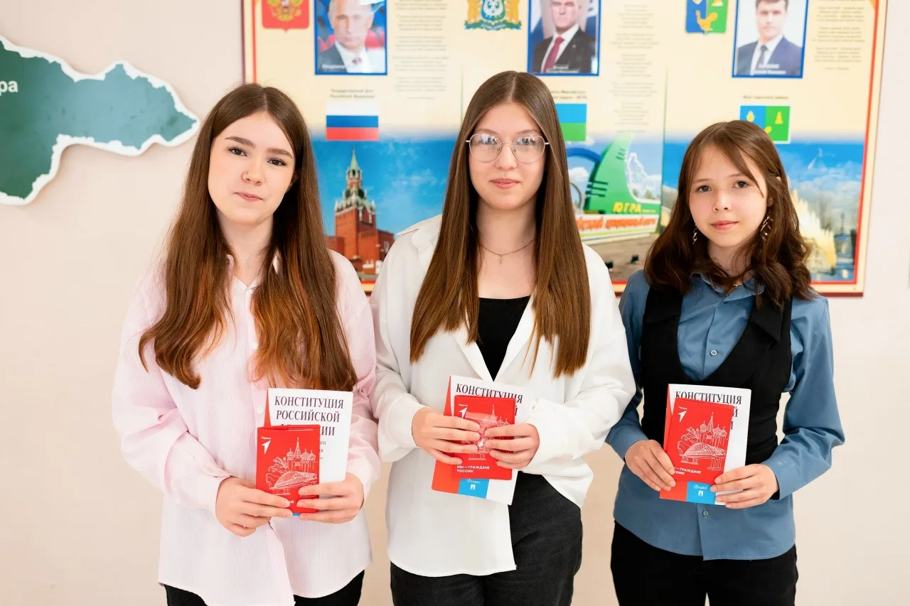 🇷🇺Мы - граждане России  📍25 мая 8 гимназистов получили свои первые паспорта из рук главы г.п. Советс