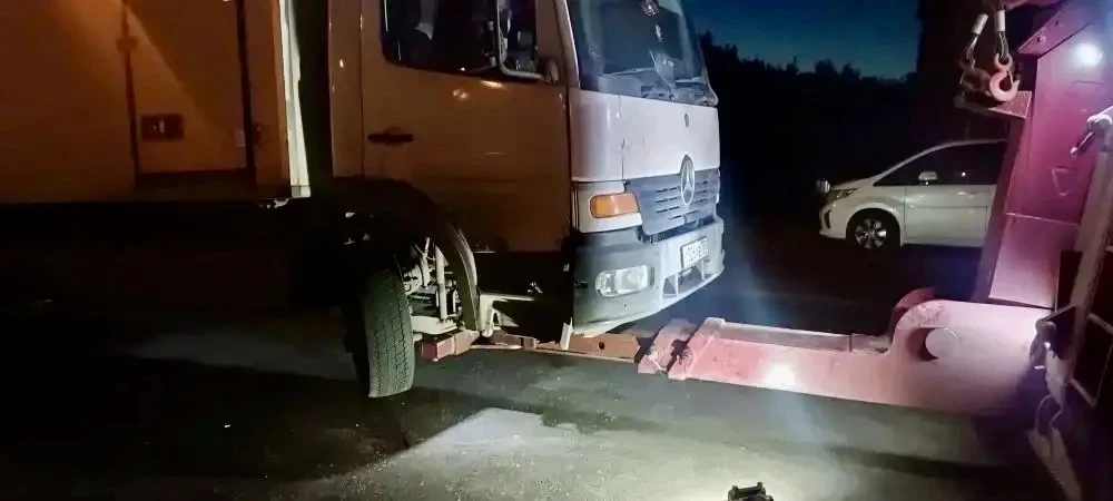 Сегодня ночью на Лихачевском шоссе прошел очередной рейд по эвакуации большегрузного транспорта.

 А