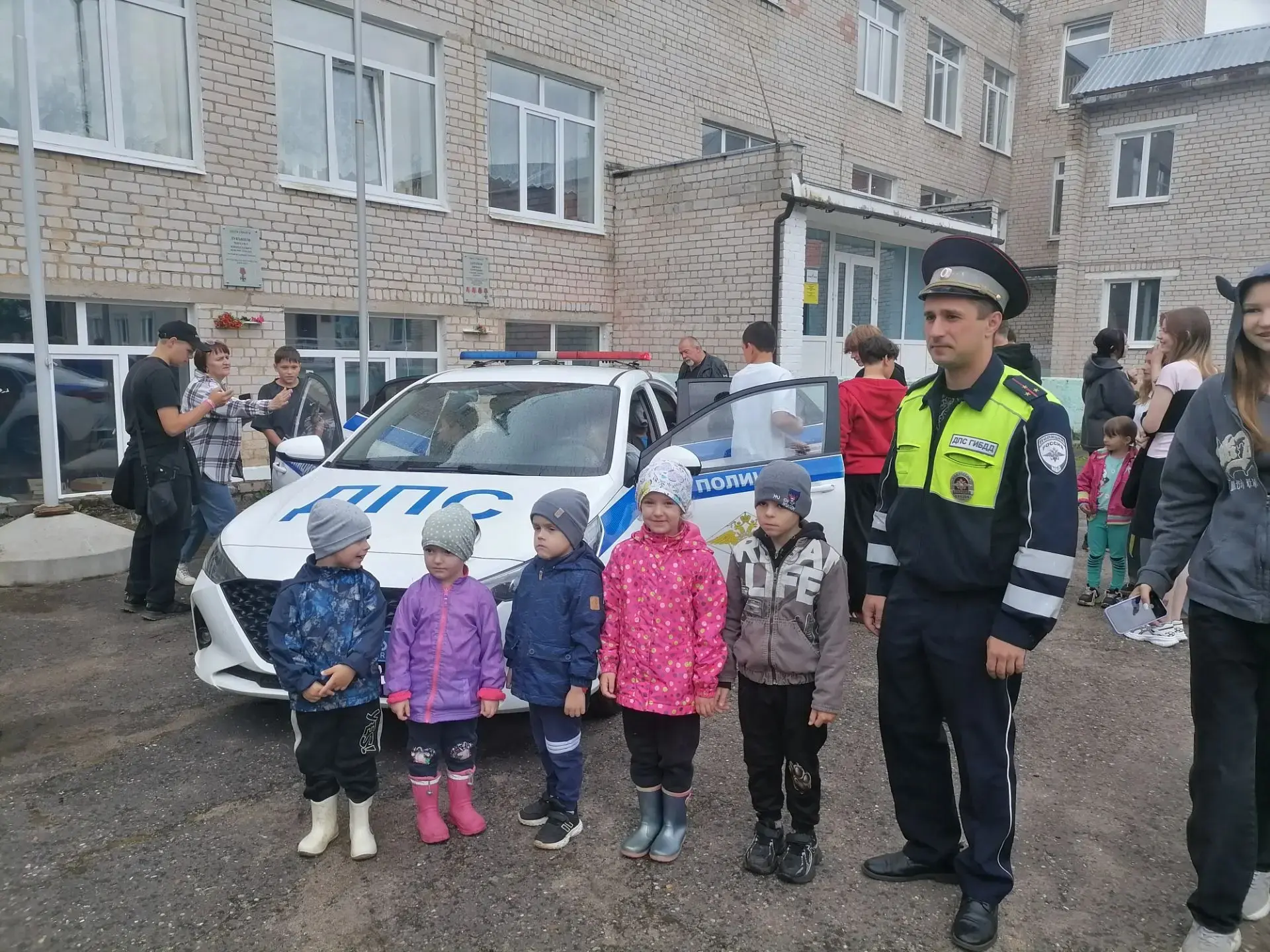 Ходили в школу ребята разновозрастной группы на беседу с инспектором ГАИ.