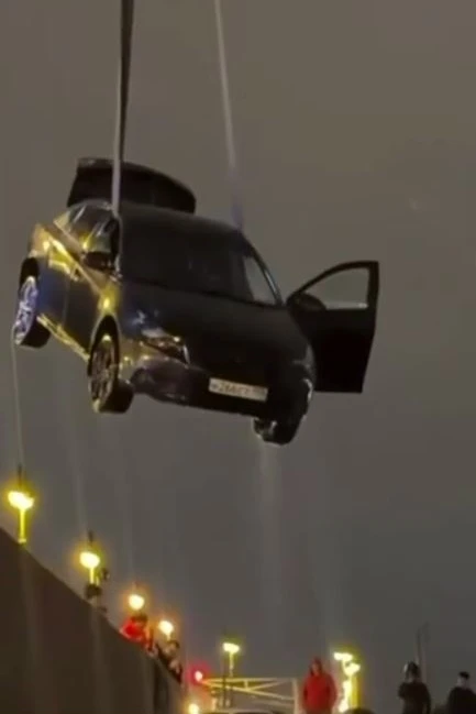 Chevrolet устроил заплыв по Неве! У Университетской набережной пустой Chevrolet сорвалс...
