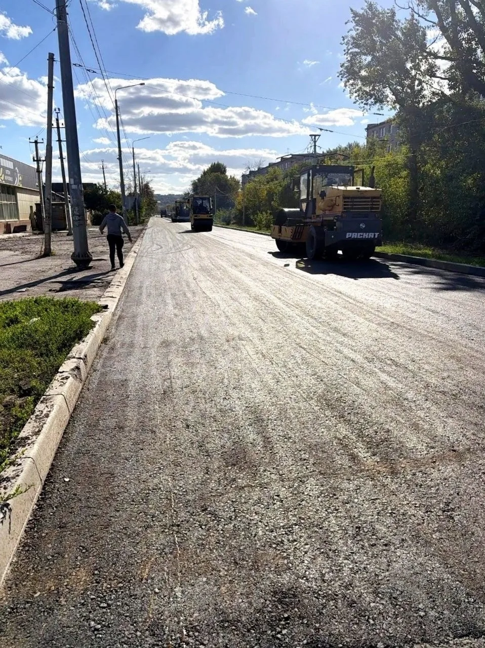 В Новочеркасске продолжаются дорожные работы на улице Петрова. Сейчас подрядчик укладыв...