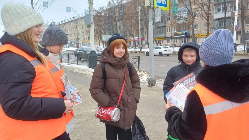 🦺 Первый день триместра — а наши ЮИДовцы уже в деле!  Каникулы закончились, и ребята из отряда юных 