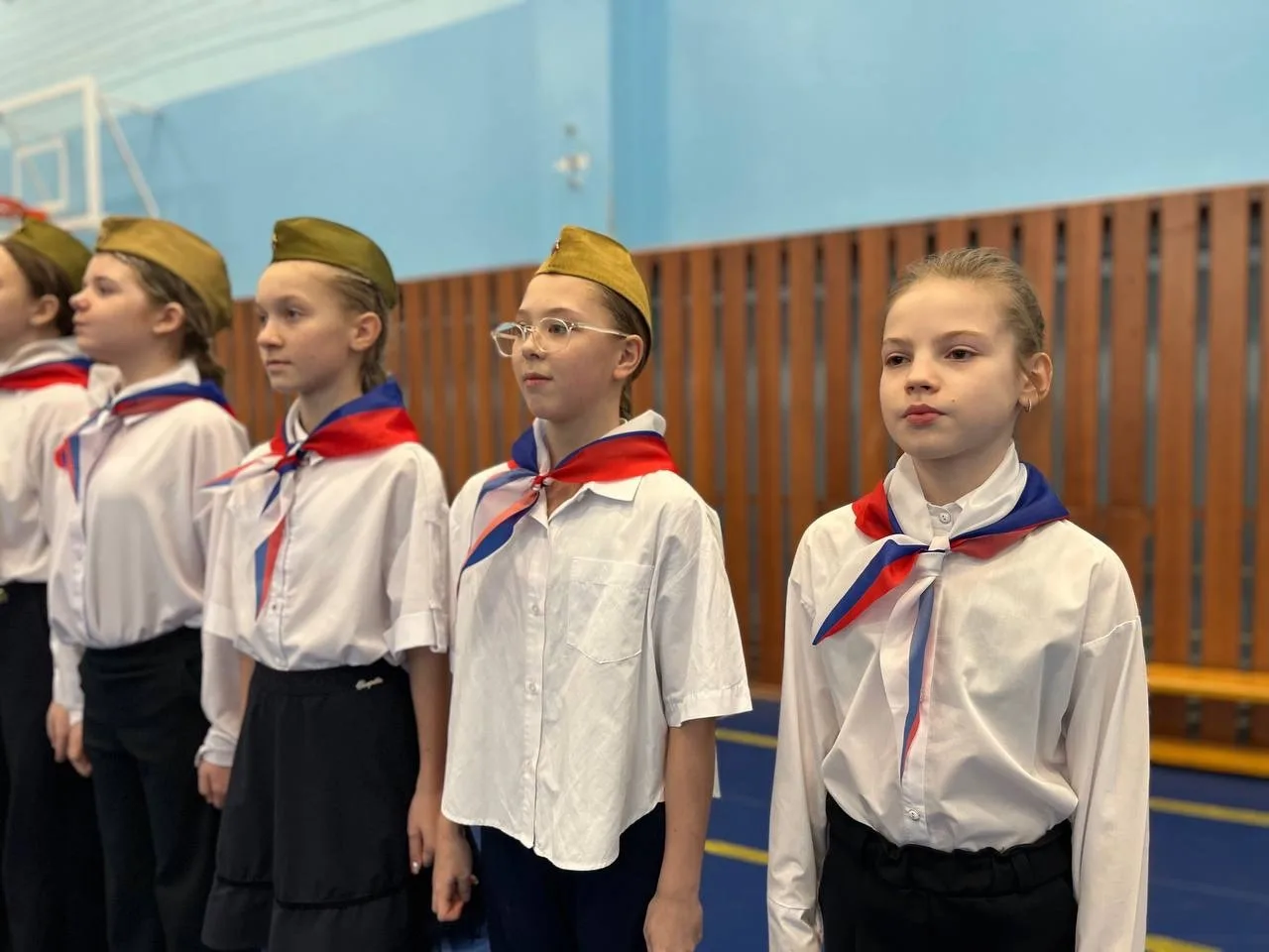 🎖️Сегодня в нашем центре образования прошло яркое и волнующее событие — Смотр строя и песни «Пусть с