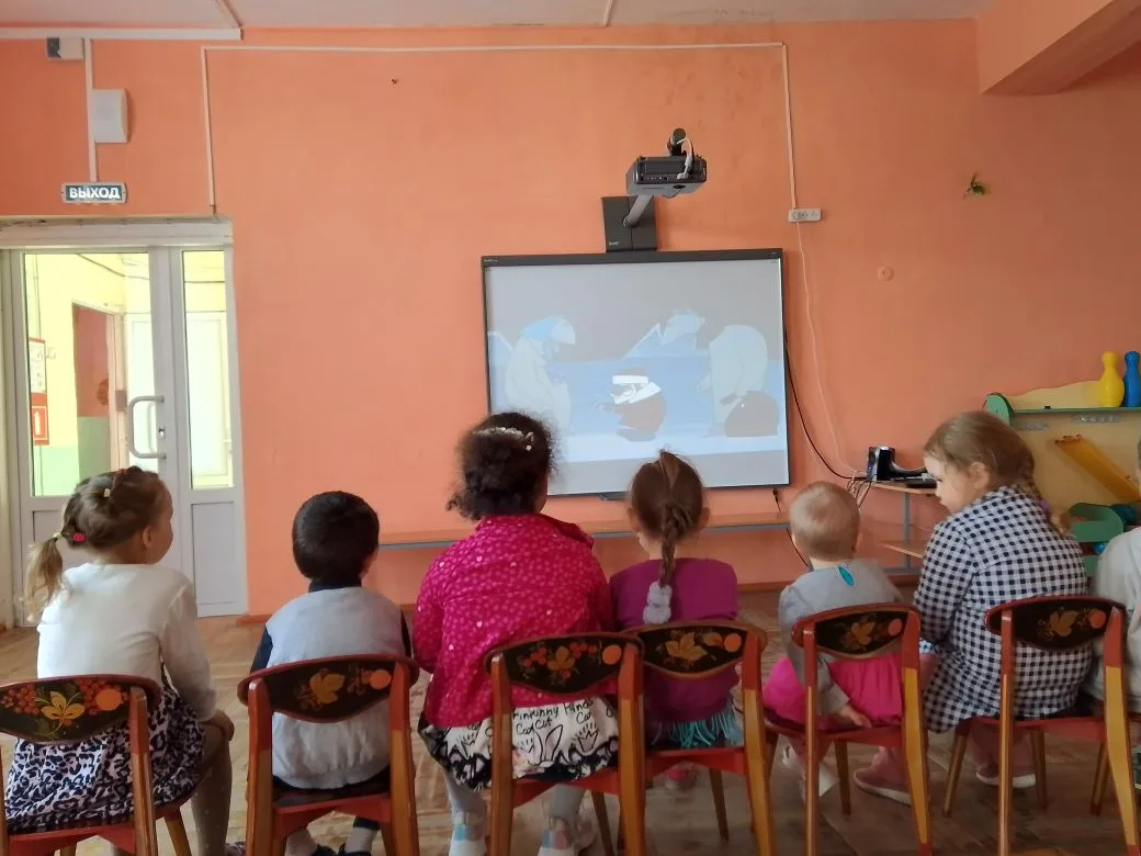 Просмотр мультфильма "Дед Мороз и лето".