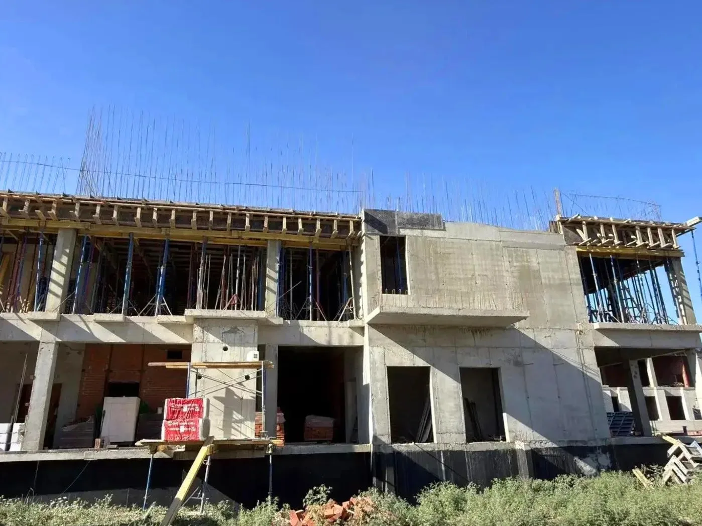 🏗️ Продолжается строительство нового детского сада на 350 мест в районе улицы Средней.