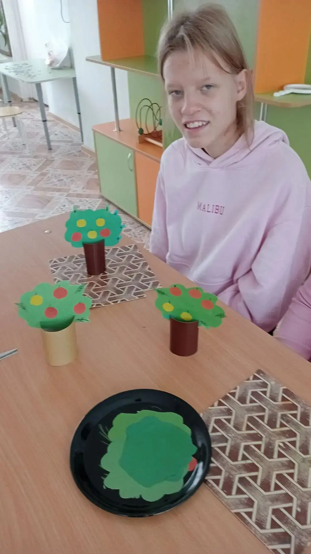 🌳✨ Юные художницы из группы «Пчёлка» создали замечательную композицию с изображением д...