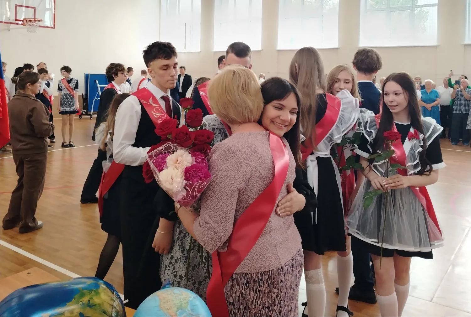 Сегодня последний школьный звонок прозвенел для 33 выпускников нашей школы. Торжественную линейку по