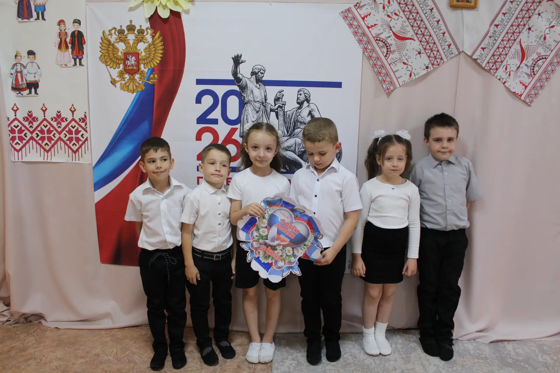 Россия – Родина моя

Нам праздники для радости даны,
Мы знаем их немало, самых разных,
Но день Росси