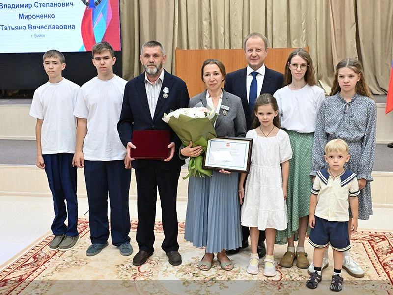 🎖️Бийчане удостоены ордена «Родительская слава» за воспитание девятерых детей
⁣
Накануне Дня России