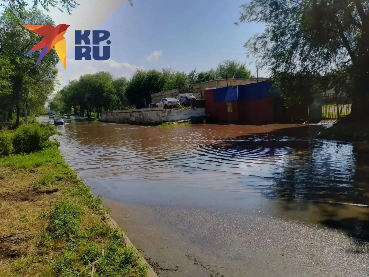 ❗️Сильный дождь привёл к подтоплению улицы Красной в Оренбурге: проезжая часть скрыта под водой, авт