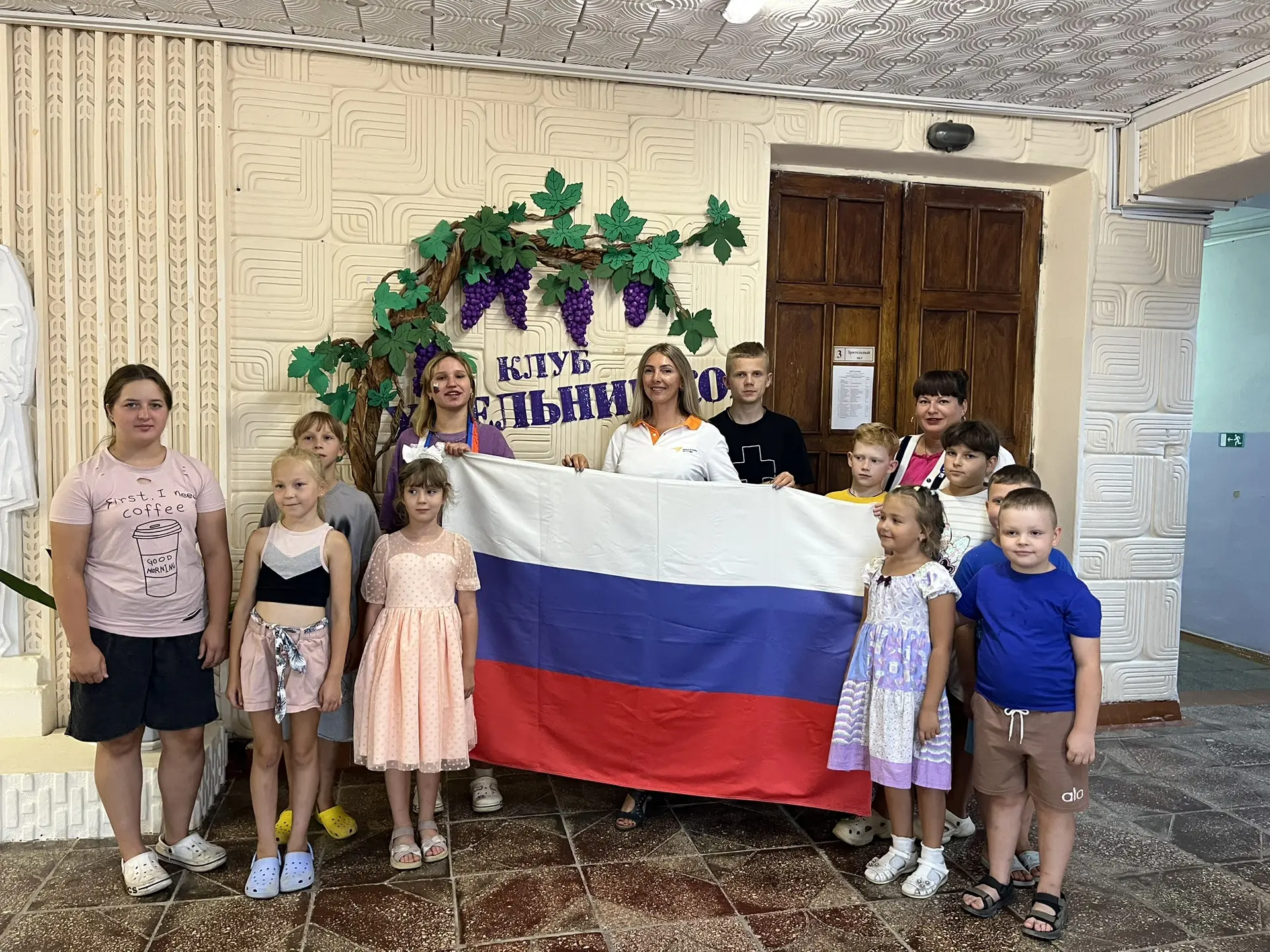В День государственного флага России, в селе Хмельницкое советник директора по воспитан...