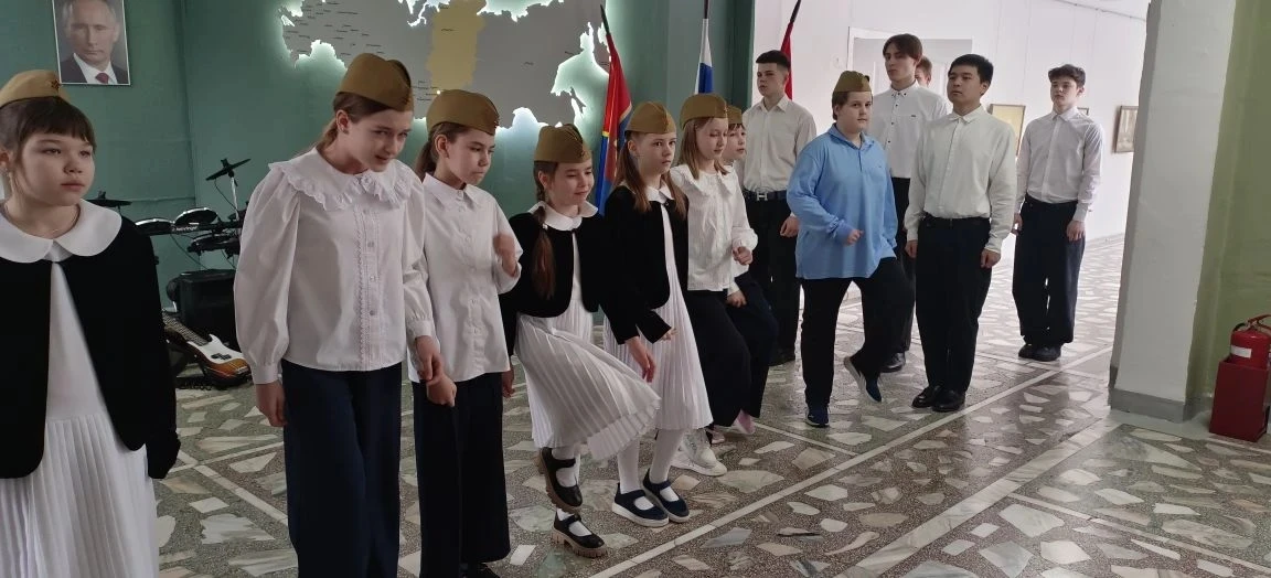 С Днем защитника Отечества! 🇷🇺 В нашей школе прошла особенная линейка.  Сегодня наша школа наполнила