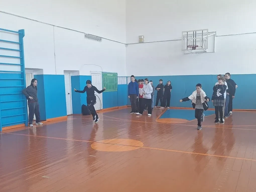 В рамках фестиваля "Люди как Люди" в Полозаозерской школе состоялись "Весёлые игры". В ходе мероприя