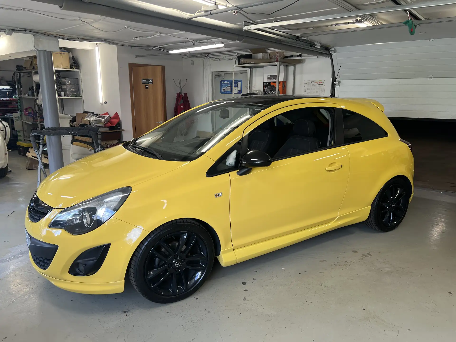 Двери компактного немецкого купе Opel Corsa D зашумили качественными материалами от яро...