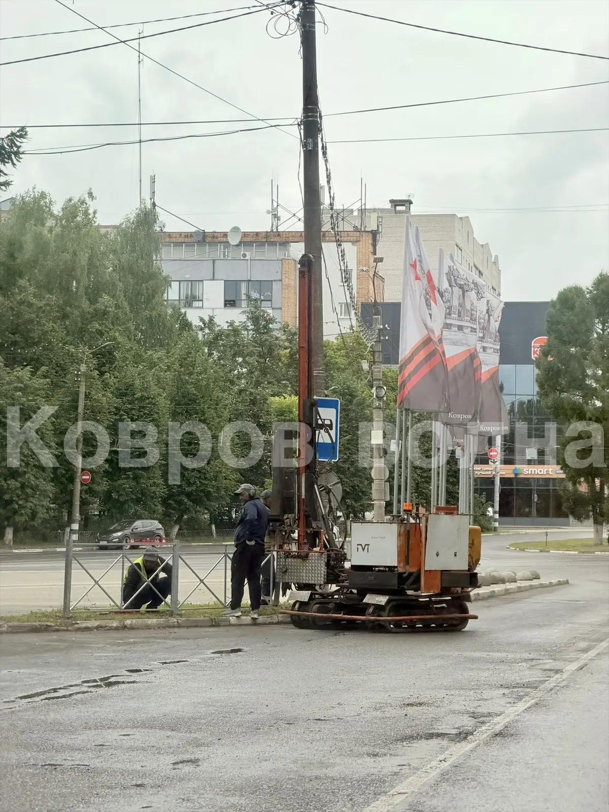 ЭТО БЕЗОПАСНОСТЬ ИЛИ ЭСТЕТИЧЕСКИЙ КОЛХОЗ🧐‼️

На площади 200-лет устанавливают ограждение. Понимаем,