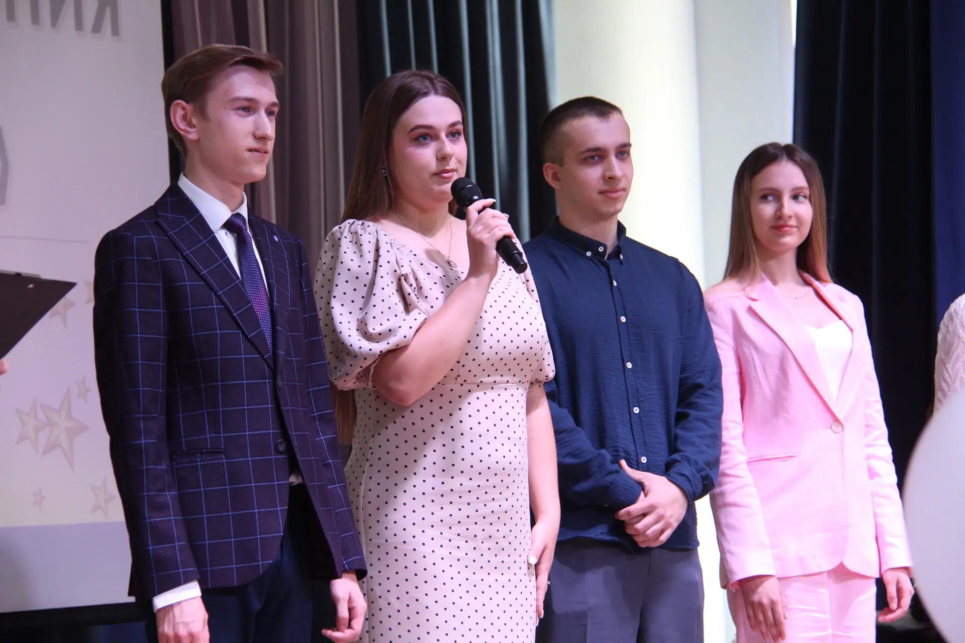 🌟 Созвездие талантов: в нашей школе чествовали лучших из лучших! 🏆  Сегодня наш актовый зал преврати