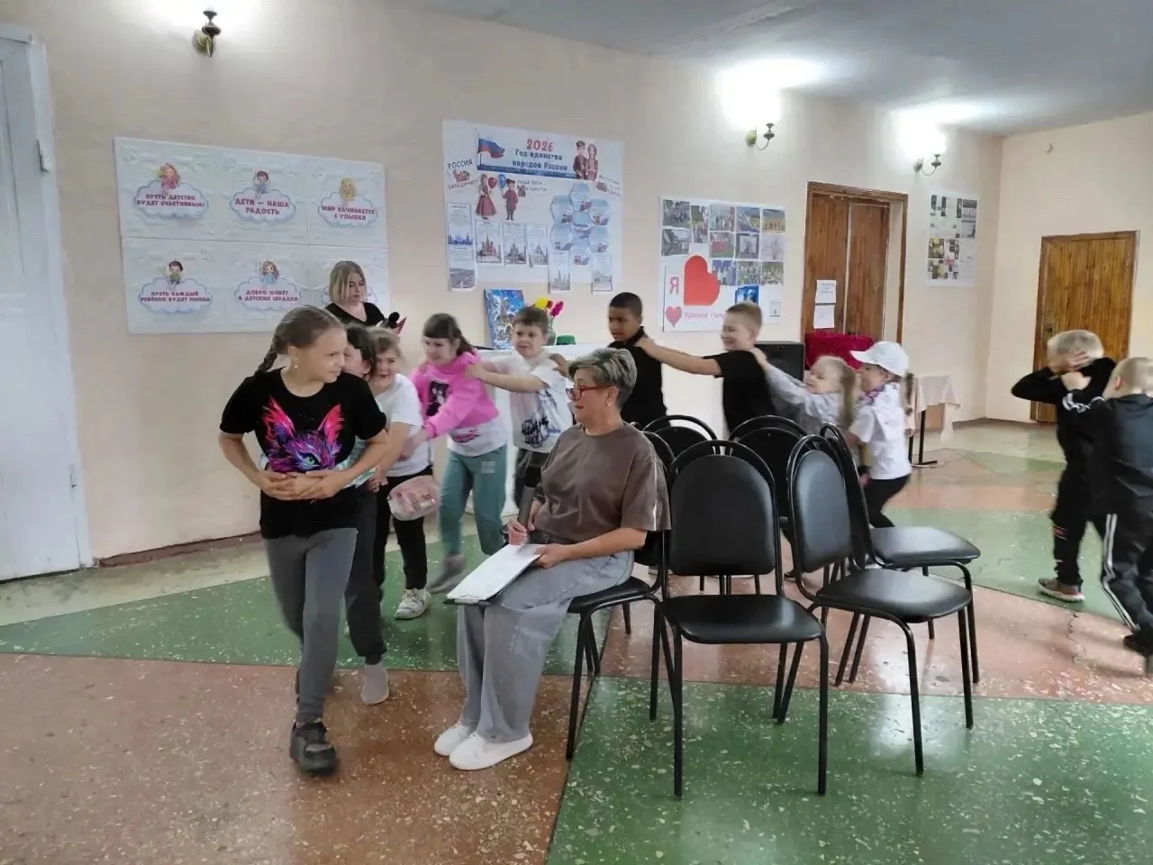 Сегодня в нашем школьном лагере был невероятно насыщенный и веселый день! 😄

Утро началось с зарядк