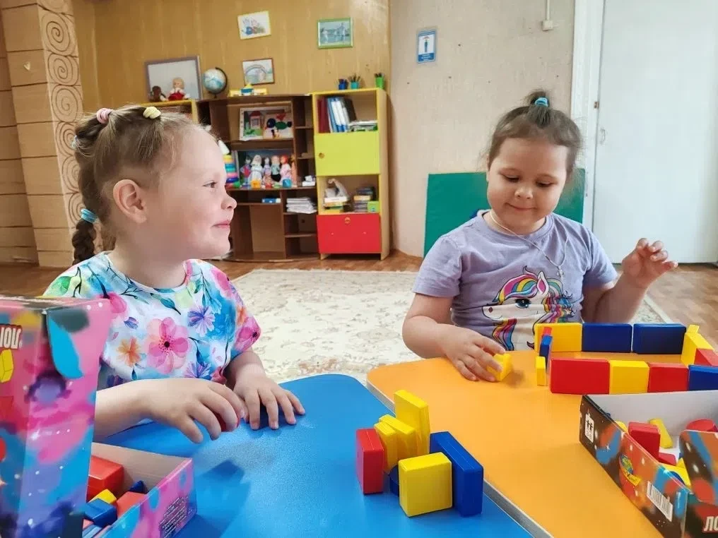 В нашем детском саду педагогом-психологом Кулиш А. Ю. регулярно проводятся занятия по развитию эмоци