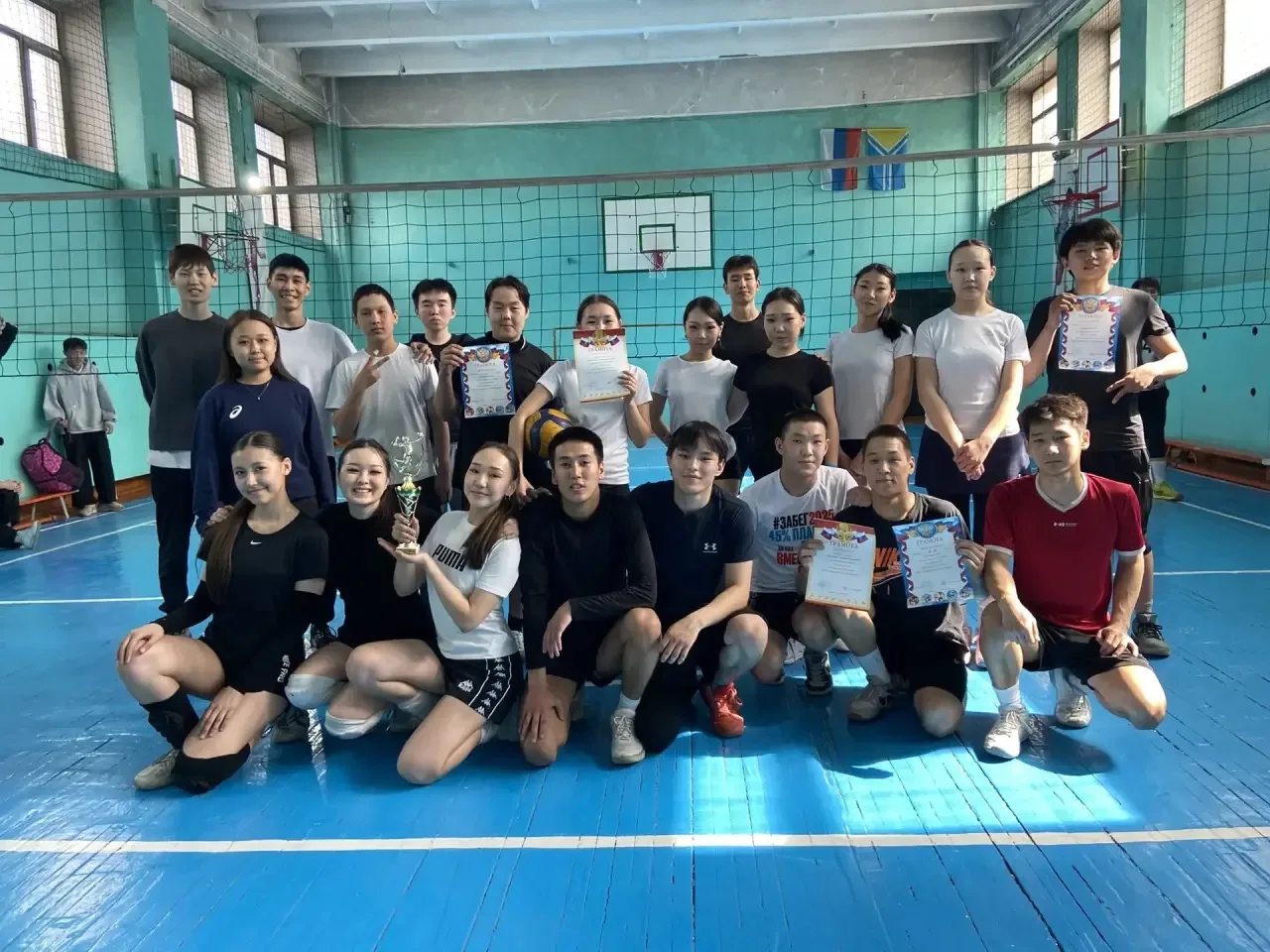 🏐 Волейбол, драйв и победа: как 9-11 классы рвали сетку!  Привет, школа! 🔥 На этих выходных спортзал
