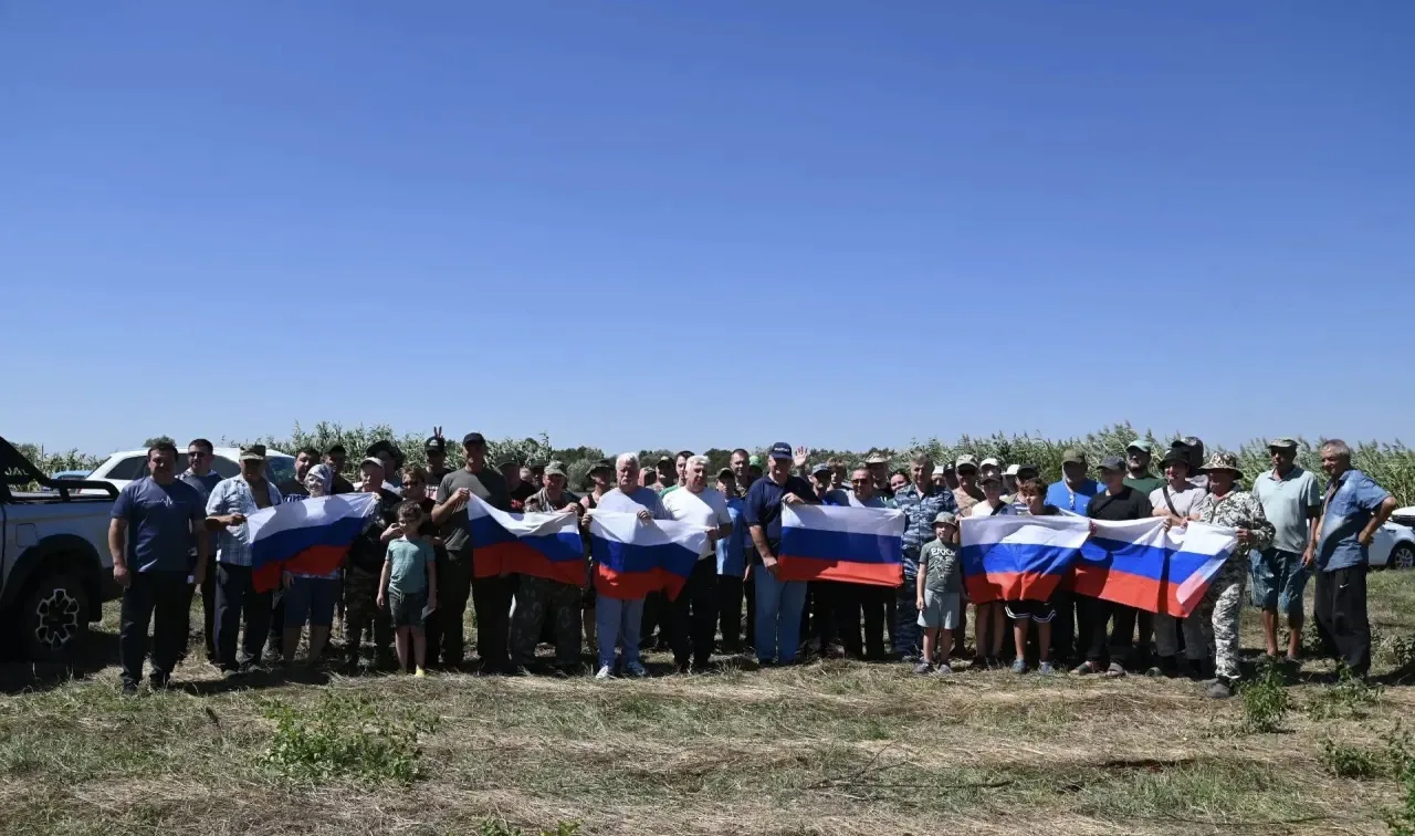 Сегодня, в День Государственного флага России на пруду села Владимировского состоялись ...