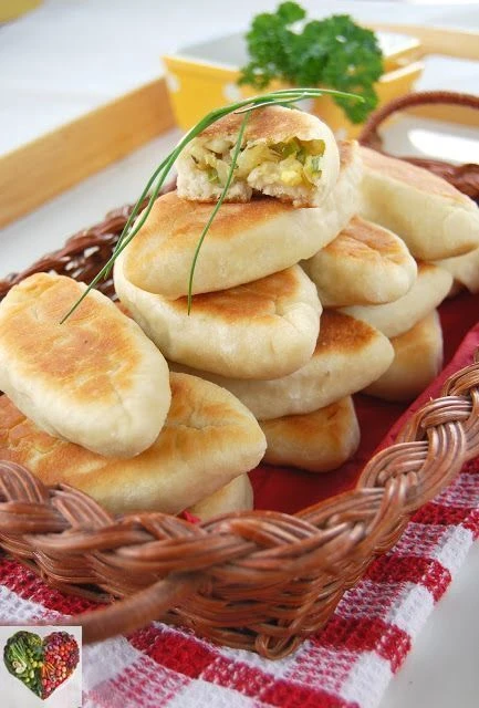 Приготовьте такие быстрые и очень вкусные постные пирожки. Рекомендую)

С начинкой можно эксперимент