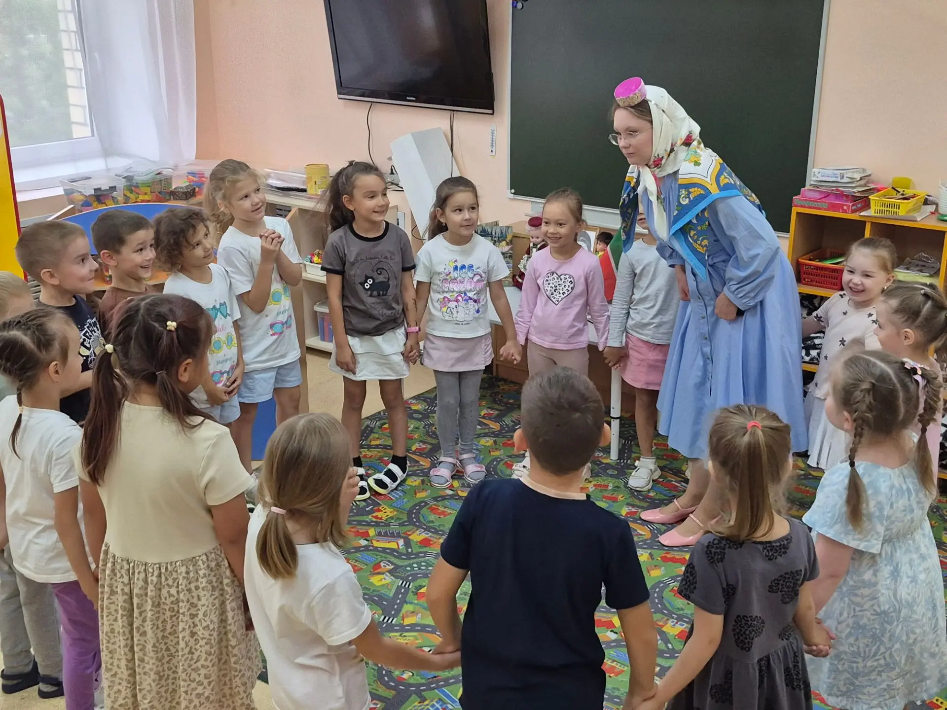 Воспитатели и воспитанники разыгрывали сценки из известных сказок, во всех группах звуч...