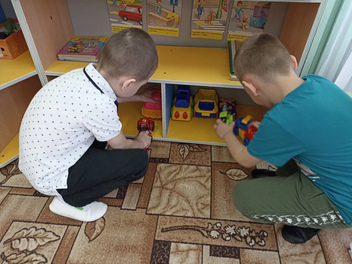 Сегодня в старшей и подготовительной группе прошли беседы на тему: "Труд и Круг ". Темы...