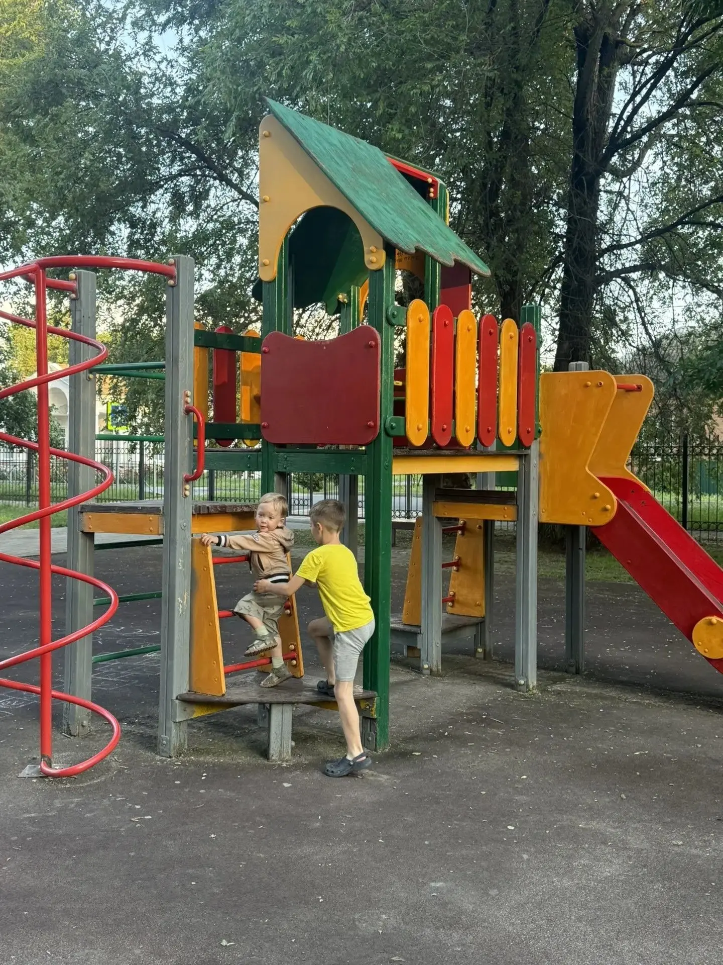 Дети  в парке - наша любовь❤️В каждом деле важна поддержка! Главное найти сильного друга💪