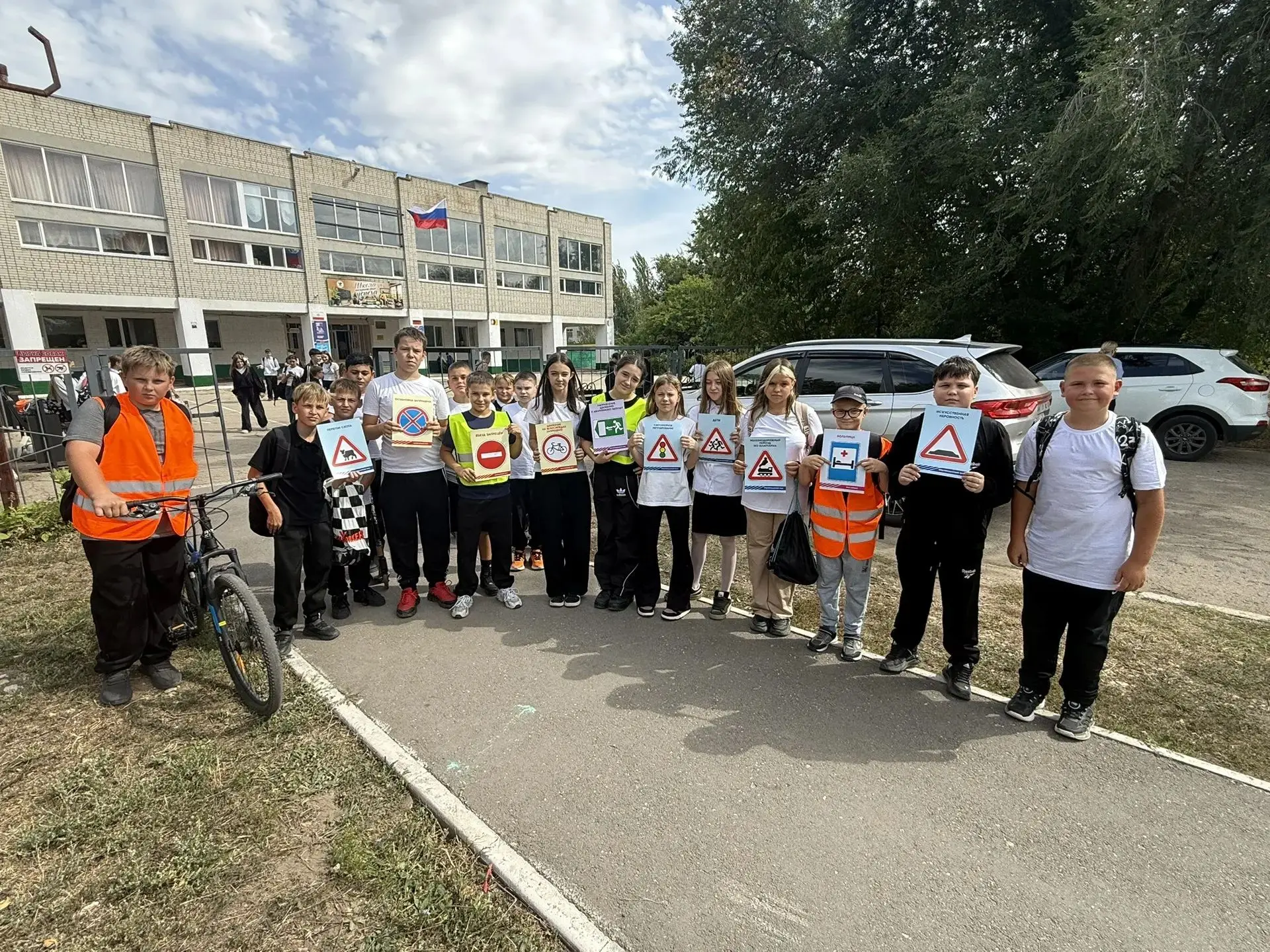 🚦🌟 Сегодня члены отряда юных инспекторов дорожного движения "Светофорик" провели заме...