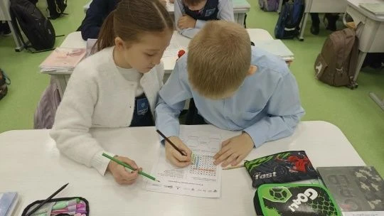 РАЗГОВОРЫ О ВАЖНОМ Утро понедельника, 2 февраля, в нашем лицее началось с торжественной линейки, цер