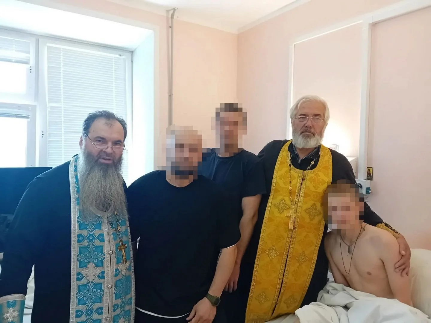Священники Фатежского благочиния посетили раненых воинов, находящихся на лечении в госп...