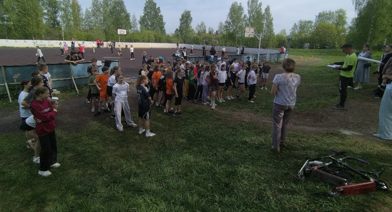 На школьном стадионе прошли соревнования по легкоатлетическим эстафетам 4*500м среди 4х...