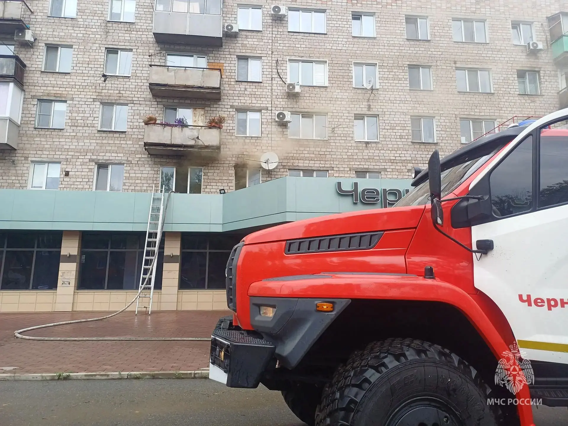 Замкнувшая розетка стала причиной пожара в черногорской квартире