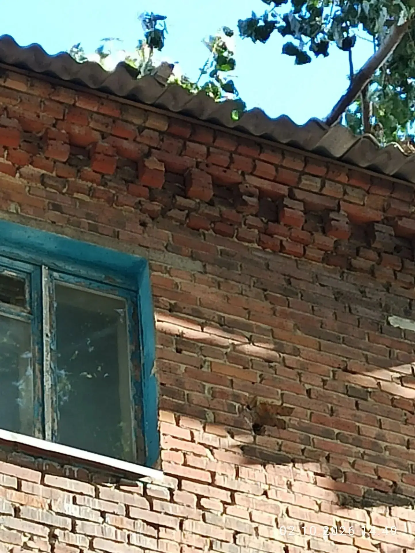 🧱Неделя прошла, а кирпичи всё висят: в Гуково УК не устраняет угрозу у подъезда