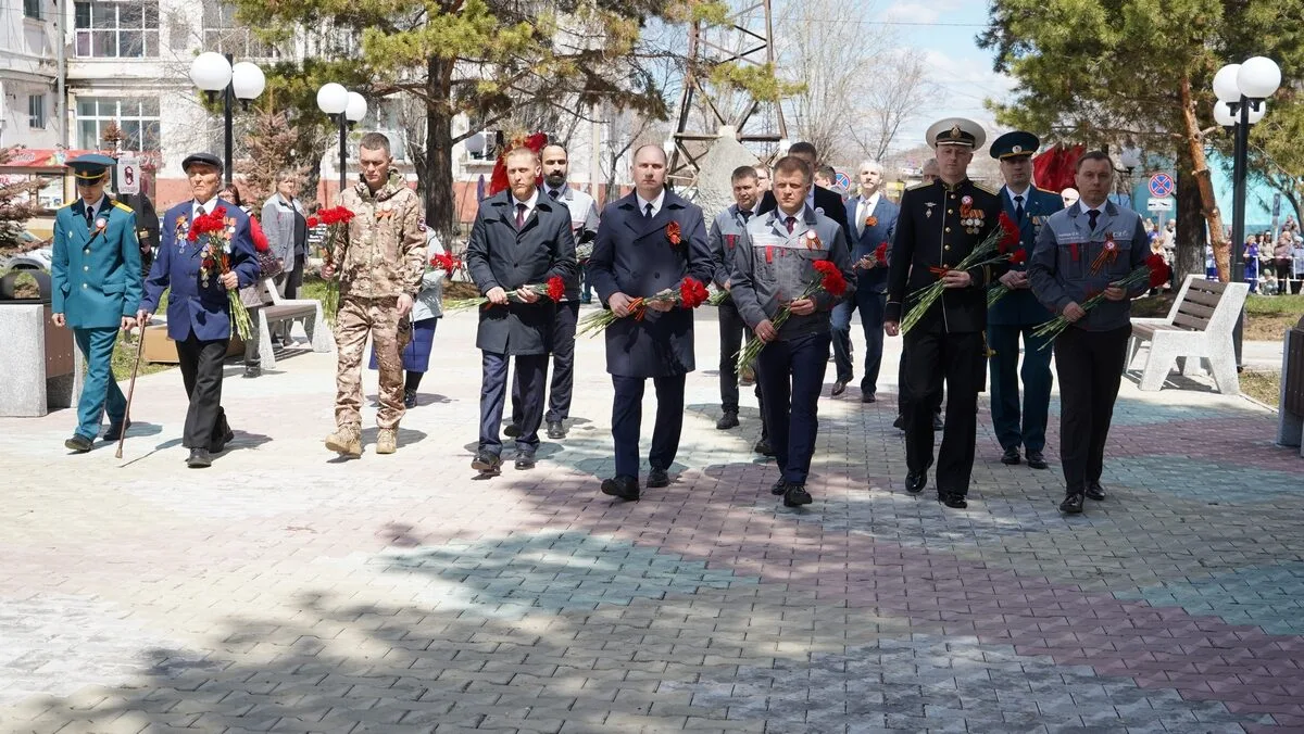 На Амурском судостроительном заводе возложили цветы к Вечному огню  8 мая на Амурском судостроительн