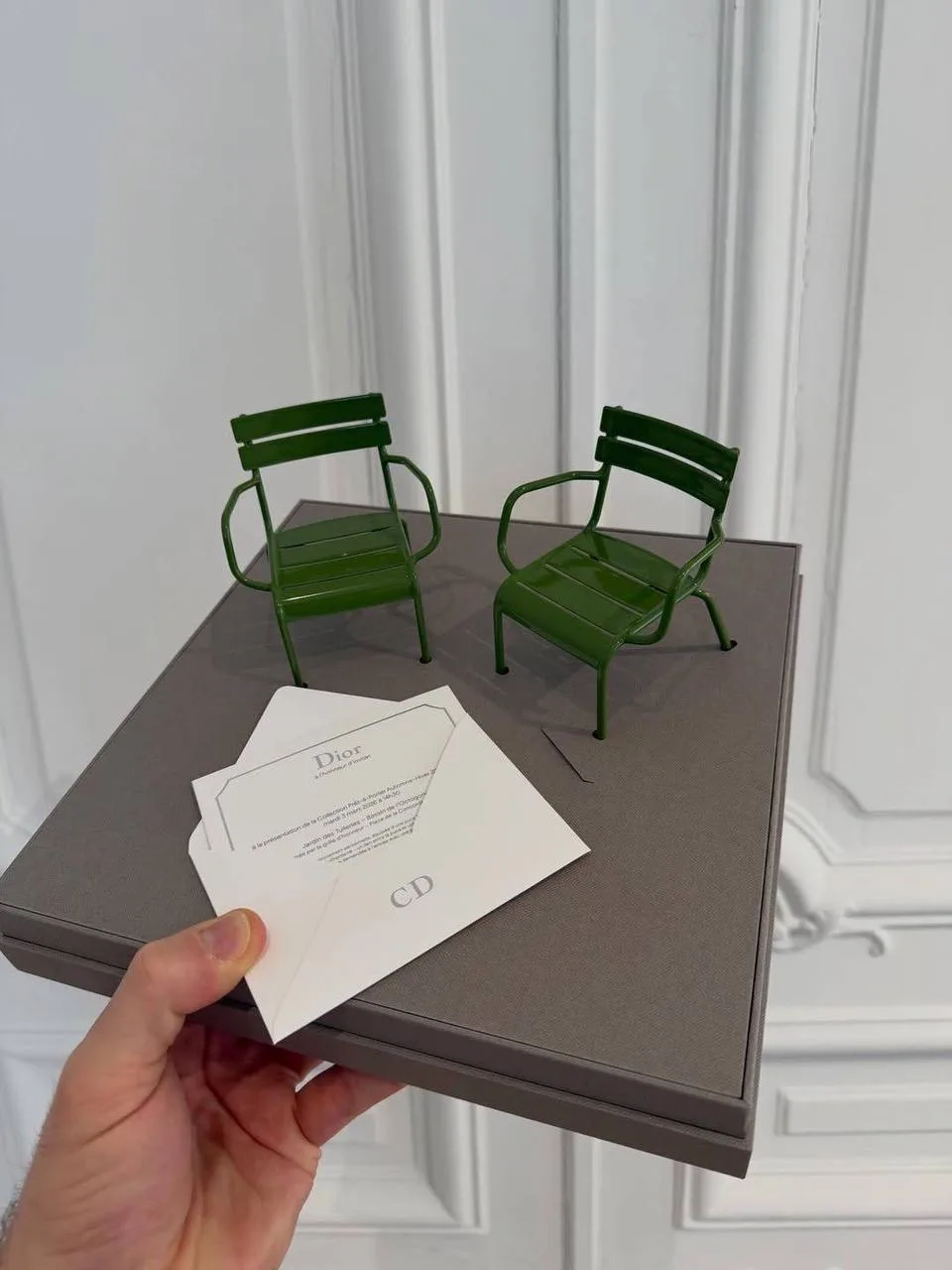 Jonathan Anderson представил необычное приглашение на показ Dior F/W 2026 — на этот раз это миниатюр